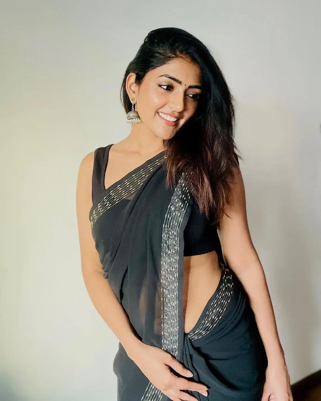EESHA REBBA IN INDIAN TRADITIONAL BLACK SAREE SLEEVELESS BLOUSE 9
